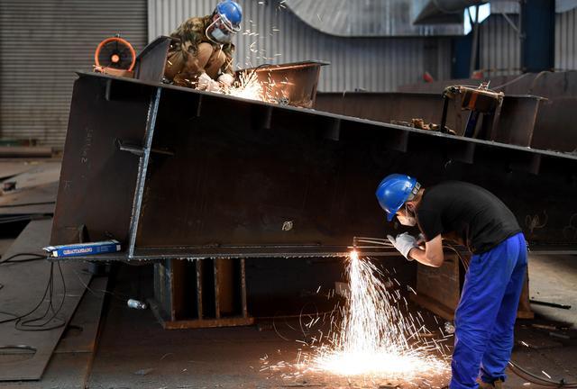 工人在中铁四局钢结构建筑公司制造分公司生产车间错时作业